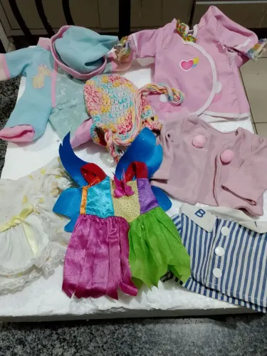 Lote de roupas para bonecas