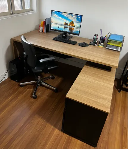 Mesa Escritório em L com Gaveteiro e Chaves 