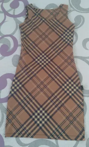 Vestido xadrez em malha grossa estica bastante veste (36 ao 40)