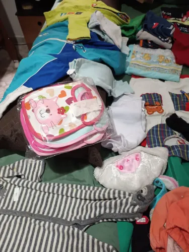 Vendo este lote de roupas de bebê de 0 a 1 ano em Interlagos * 180 reais