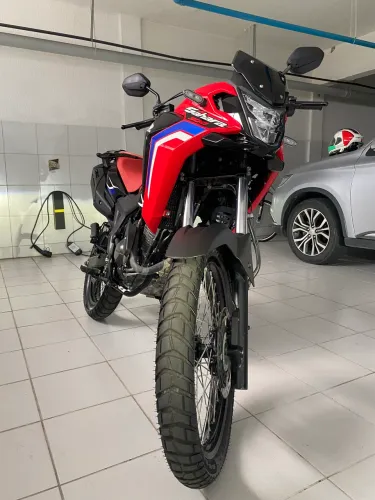 De garagem, 2 mil km, revisão na Honda, chave reserva e manual.