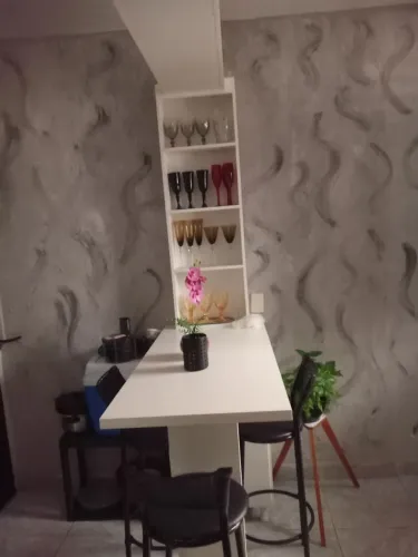 Mesa em L de MDF projetada com marceneiro e armário na lateral