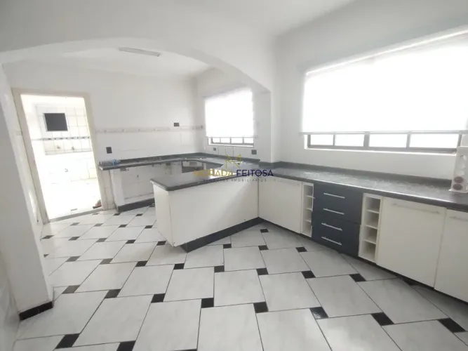 SOBRADO COM 04 QUARTOS E 04 VAGAS PARA ALUGAR NA VILA MATILDE