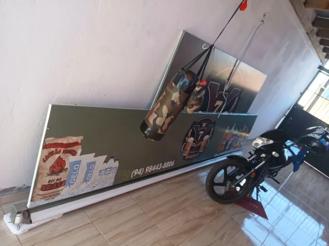 Placas e toldo 