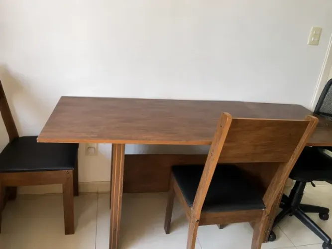 Mesa de jantar 6 lugares COM as cadeiras