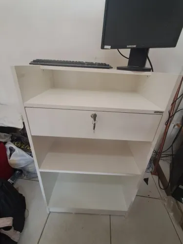 Balcão para caixa pequeno.