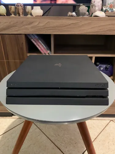 PS4 PRO 1TB DOIS CONTROLES + 1 JOGO 