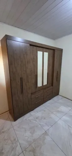guarda roupa casal bem conservado com espelho ( ENTREGA E MONTAGEM GRÁTIS )