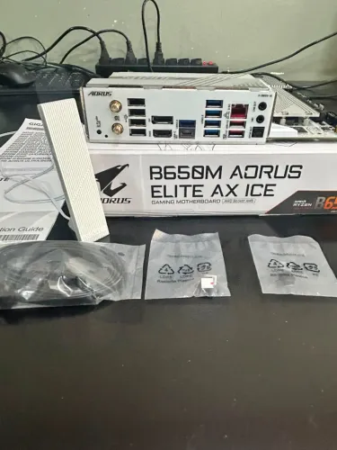 Placa-mãe Gigabyte B650M AORUS ELITE AX ICE (AM5) - Excelente Estado