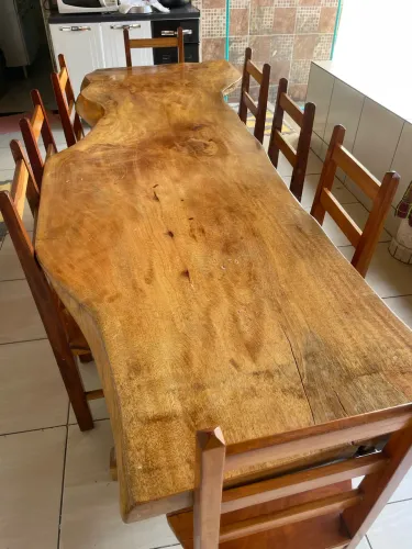 Mesa de madeira com 2,5 mts  e 8 cadeiras 