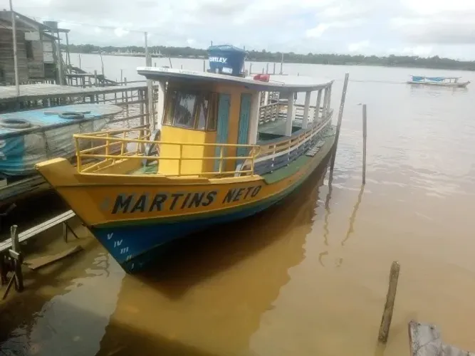 Vende-se Barco. Motor MWM. Revez 3,5 ZF. 16 mt x 4,5 de larg completo pronto viajar.