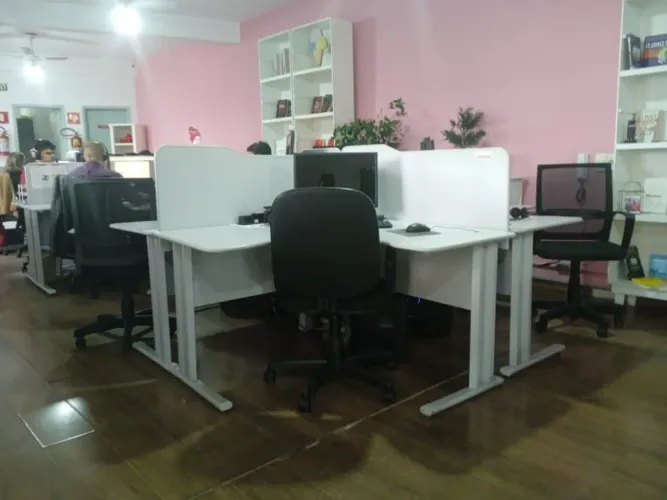 Estação de trabalho com 16 mesas em L