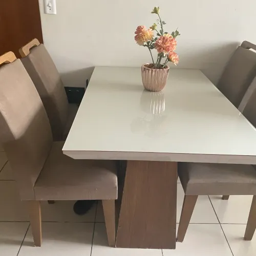 Mesa com 4 cadeiras