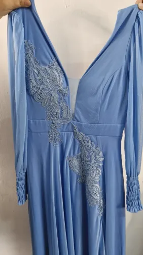 Vestido de Festa Longo Azul com Renda e Bordado Floral - Veste 44/46