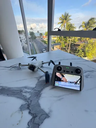 Drone DJI Mini 3 + Controle com Tela (DJI RC) + Case - Impecável!