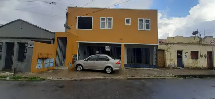 Para Investidor: Prédio com 7 Apartamentos (2 e 3 Quartos) e um Ponto Comercial, 6 Vagas p
