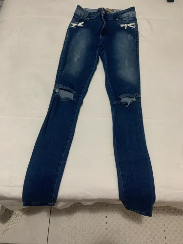 vendo calça jeans aluno com lacinho semi-novo .Motivo da venda: não uso mais