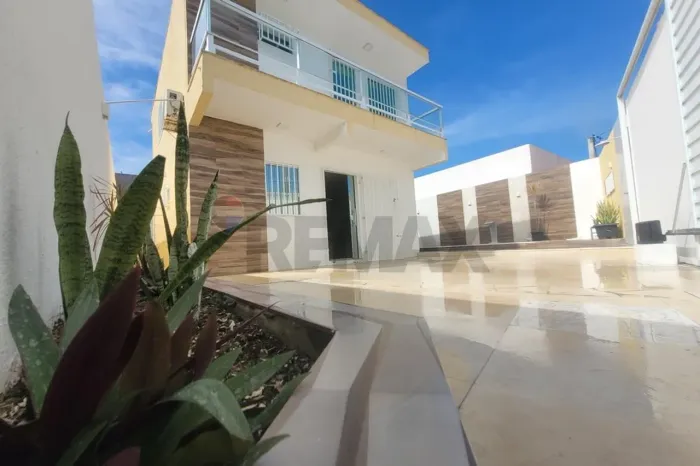 Casa moderna com piscina em Arembepe para alugar!