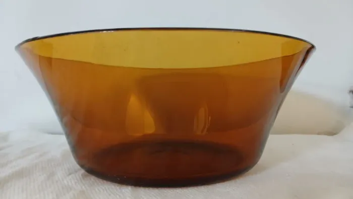 Tigela de vidro duralex amarela.