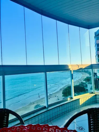 Apartamento de frente para o mar, na região central da praia do Morro