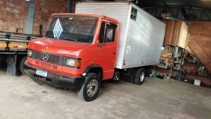 Vendo ou troco 710 baú de 4,5 metros