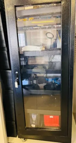 Vendo Rack Piso Servidor 28U com porta de vidro, incluso switch e 24 portas