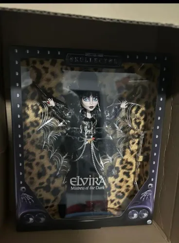 Boneca Monster High Skullector Elvira Mistress of The Dark