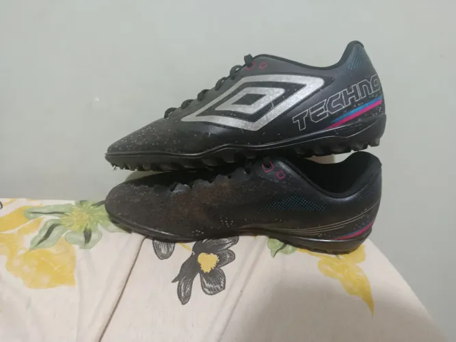 Chuteira society original umbro techno em ótimo estado usada uma vez