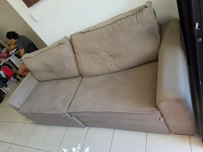 Sofá 03 lugares, retrátil, espaçoso!