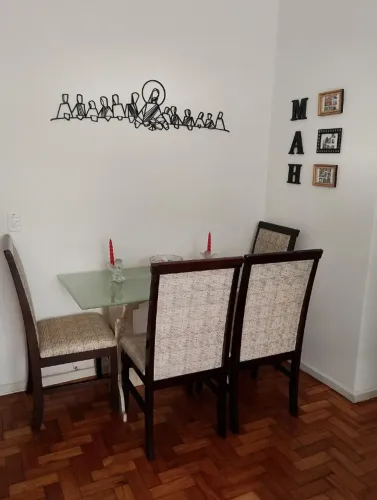 Mesa de Jantar com 4 cadeiras estofadas