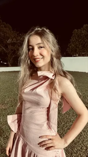 Vestido curto de verão rosa M NOVO com pescoço assimétrico, laço na cintura e plissado