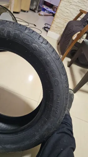 Vendo pneu aro 15 nov numeração 195/60R15