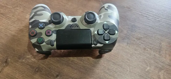 controle para Playstation 4, funcionando perfeitamente. Acompanha cabo para carregamento.