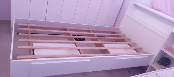 Cama branca com nicho e baú