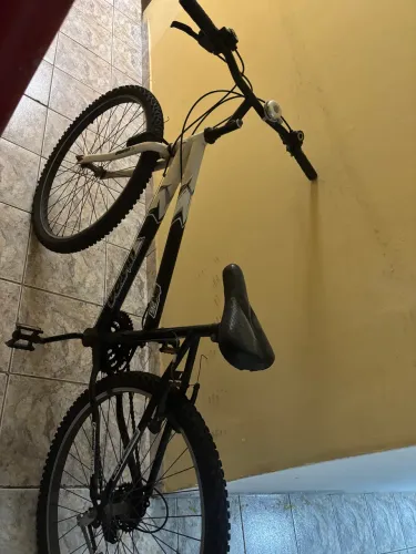 Ultra Bikes bicolor, modelo aro 26 com 18 marchas e quadro em aço carbono