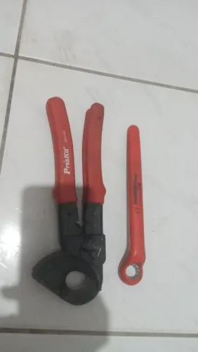 Alicate pra cortar cabo e chave emborrachada