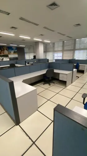 04 ESTAÇÕES DE TRABALHO COM DIVISORIAS EM AÇO