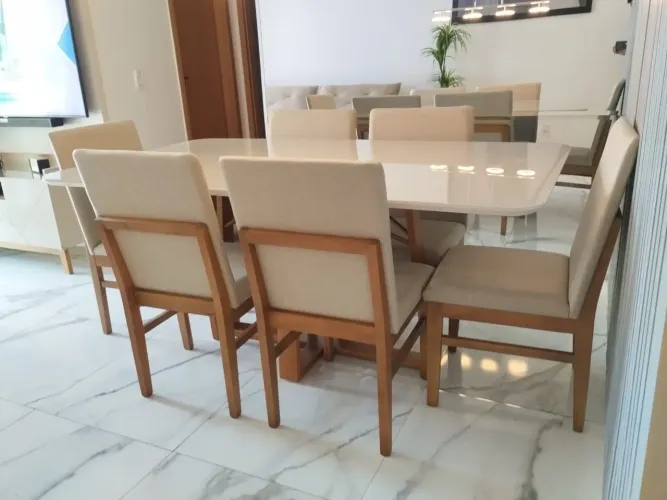 Mesa nova de madeira