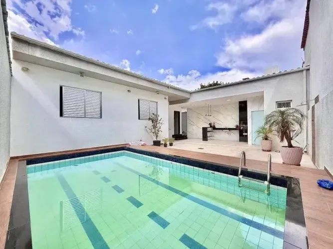 Casa com piscina - 4 quartos com 1 suíte