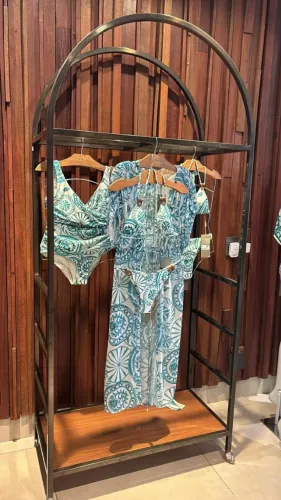 Vendo arara de roupas em ótimo estado de conservação