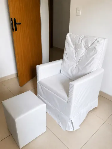 Poltrona de Amamentação Branca com Puff - NUNCA USADA