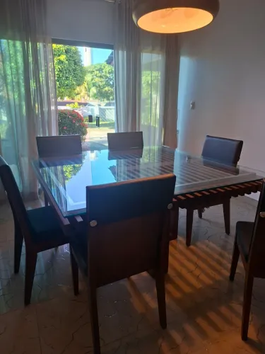 Mesa de Jantar 1,40 x 1,40 com 6 Cadeiras em Madeira Maciça - R$ 3.000