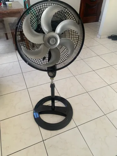 Ventilador com defeito e tv com defeito vendo para retirar peças 