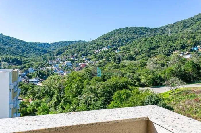 Apartamento à Venda no Itacorubi em Florianópolis com 2 Quartos (1 Suíte), Sacada com Chur