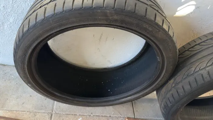 2 Pneus 225/40 R18 Semi-Novos - Leia a descrição