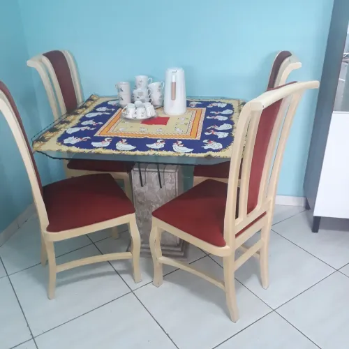 Mesas e cadeiras