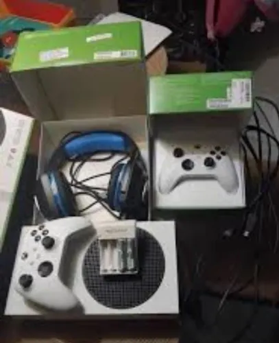 Xbox série S + 2 controle+ headset+ 20 jogos 