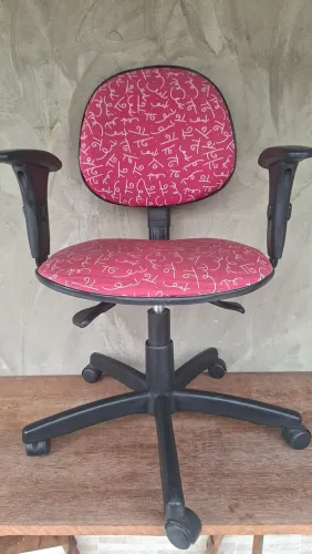 Vendo cadeira de escritório rosa com rodinhas.