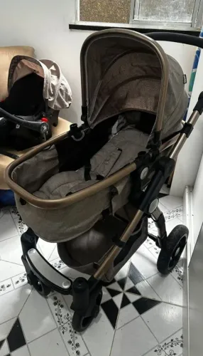 Carrinho de bebê, com bebê conforto valor 600$ , Zap *61