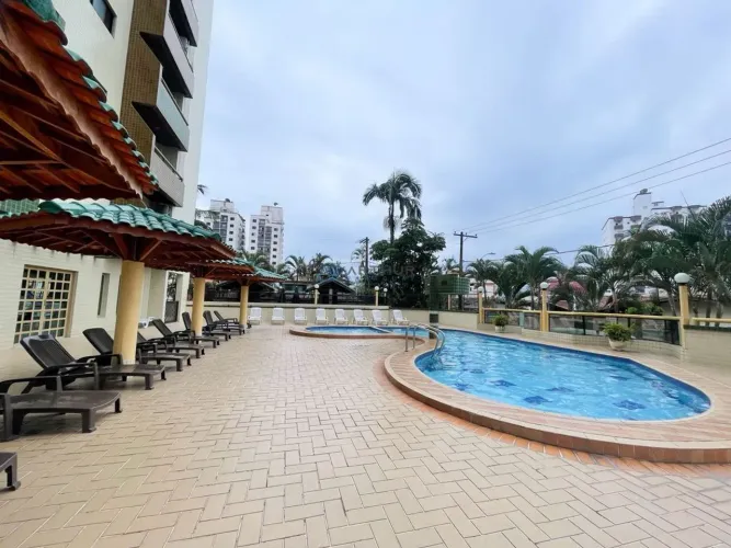 Apartamento à venda em Praia Grande na Vila Tupi a 450 metros da praia.
